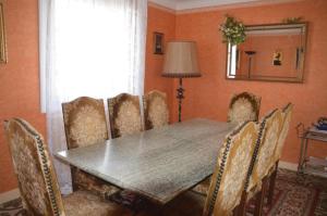 uma sala de jantar com mesa e cadeiras em VILLA AUX PIEDS DES PYRENEES em Azereix