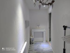 pasillo con paredes blancas y chimenea blanca en Casa Zucol, en Sarnonico