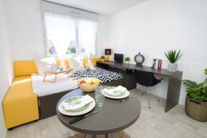 a living room with a couch and a table at Sweetly Alexandrin Toulouse in Toulouse