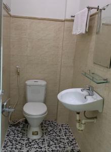 ein Badezimmer mit Toilette und Waschbecken in der Unterkunft Nha Nghi Ty Hoa Nam Du in Nam Du
