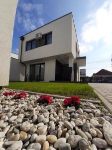 una casa con rosas rojas delante de ella en St Emmerich Residence, en Győr