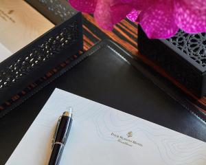 un bolígrafo sentado encima de un papel sobre una mesa en Four Seasons Hotel Casablanca, en Casablanca