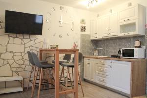 A kitchen or kitchenette at A&D Apartments