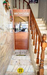 Una escalera con una puerta de madera en una casa en A Morada do Cigarron, en Verín