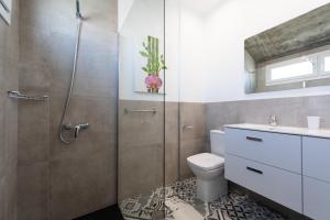 Kúpeľňa v ubytovaní Durmiendo sobre el mar, Vivienda Los Riscos + 12 fotografií