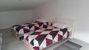 sypialnia z 2 łóżkami w pokoju w obiekcie Big Blue - Xenija (Veliko Plavetnilo - Ksenija) w mieście Metajna