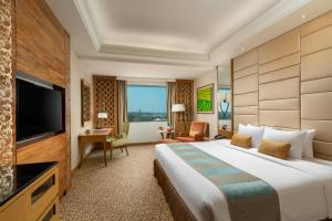 Uma televisão e/ou sistema de entretenimento em Sedona Hotel Yangon