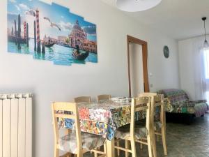 uma sala de jantar com mesa e cadeiras em Jolanda Vacanze em Cavallino-Treporti