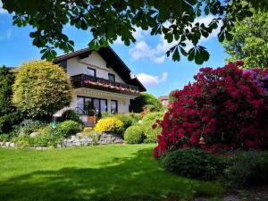 a house with flowers in front of it at Ferienwohnung Kreuzer Lydia in Furth im Wald