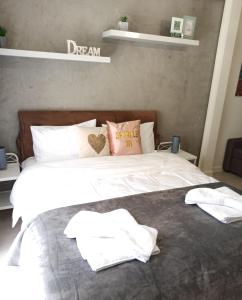 Een bed of bedden in een kamer bij Casa Mia Alexandroupoli