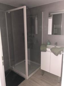 una ducha con puerta de cristal en un baño en LePéri5scope, en Berck-sur-Mer