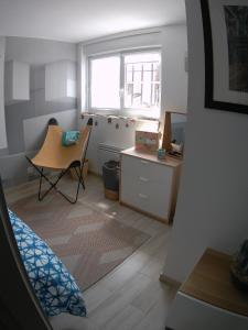 Habitación con escritorio, silla y ventana. en LePéri5scope, en Berck-sur-Mer