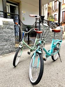 dwa rowery zaparkowane obok siebie na ulicy w obiekcie B&B Scilla Mare w mieście Scilla