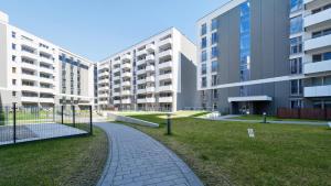 een loopbrug voor een appartementencomplex bij Apartamenty Sun & Snow Konopnicka City in Krakau