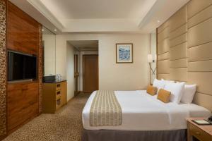 Uma televisão e/ou sistema de entretenimento em Sedona Hotel Yangon