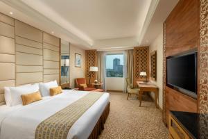 Μια τηλεόραση ή/και κέντρο ψυχαγωγίας στο Sedona Hotel Yangon