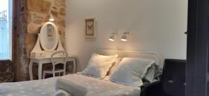 een slaapkamer met een bed met een spiegel en een kaptafel bij Albergue Valderrobres in Valderrobres