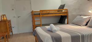 Ein Bett oder Betten in einem Zimmer der Unterkunft Albergue Valderrobres Auto check-in
