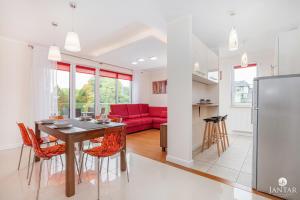 Kuchnia lub aneks kuchenny w obiekcie Wyspa Solna City Center by Jantar Apartamenty Kołobrzeg
