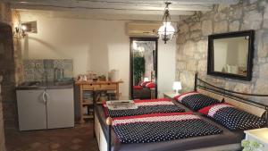 Un pat sau paturi într-o cameră la Old Stone Holiday Home