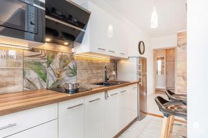 Kuchnia lub aneks kuchenny w obiekcie Wyspa Solna City Center by Jantar Apartamenty Kołobrzeg