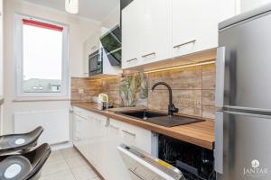 Kuchnia lub aneks kuchenny w obiekcie Wyspa Solna City Center by Jantar Apartamenty Kołobrzeg