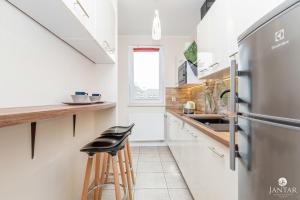 Kuchnia lub aneks kuchenny w obiekcie Wyspa Solna City Center by Jantar Apartamenty Kołobrzeg