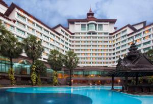 A piscina em ou perto de Sedona Hotel Yangon