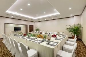 Uma televisão e/ou sistema de entretenimento em Sedona Hotel Yangon