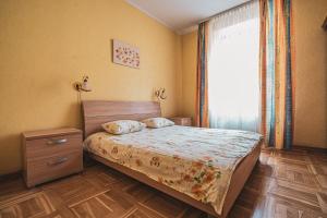 1 dormitorio con cama y ventana grande en Old City Apartments, en Riga