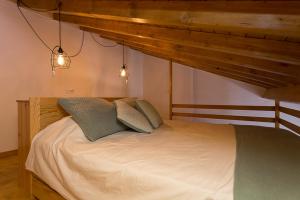 een bed met twee kussens in een slaapkamer bij Vila Costa in São Luis