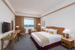 Uma cama ou camas num quarto em Sedona Hotel Yangon