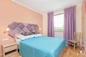 Łóżko lub łóżka w pokoju w obiekcie Wyspa Solna City Center by Jantar Apartamenty Kołobrzeg