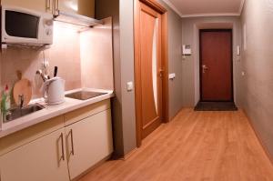 Kuchyňa alebo kuchynka v ubytovaní Hotrent Pechersk Lesy 20/22