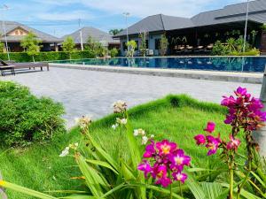 Bazén v ubytování Benwadee Resort Pattaya nebo v jeho okolí