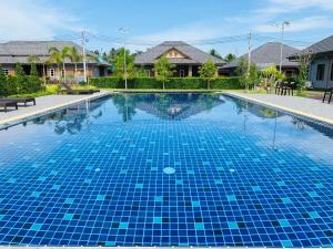 Bazén v ubytování Benwadee Resort Pattaya nebo v jeho okolí