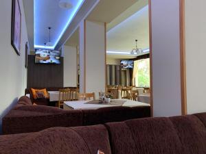 a living room with a couch and a table at Hotel Velista in Voneshta Voda