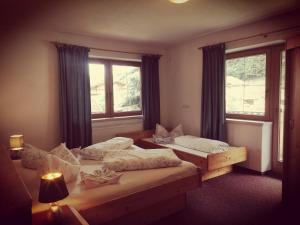 Postel nebo postele na pokoji v ubytování Landhaus Chalet Rosenrot + 37 fotografií