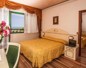 Postel nebo postele na pokoji v ubytování Hotel Carlton