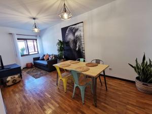 ein Wohnzimmer mit einem Tisch und Stühlen in der Unterkunft Coronel Pacheco 42 - Porto in Porto
