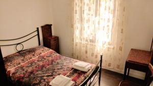 Giường trong phòng chung tại La Casa del Grillo