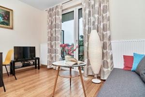 Televízia a/alebo spoločenská miestnosť v ubytovaní Exclusive Apartments Marina by Noclegi Renters
