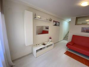 Televízia a/alebo spoločenská miestnosť v ubytovaní Sole e Azzurro Holiday House