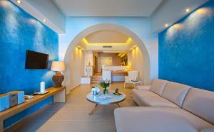 Televízia a/alebo spoločenská miestnosť v ubytovaní Oceanis Beach & Spa Resort