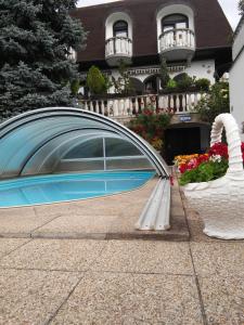 Bazén v ubytovaní Steinhaus Bed & Breakfast alebo v jeho blízkosti