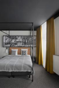 a bedroom with a bed with a metal bed frame at Zoom Hotel in Brussels