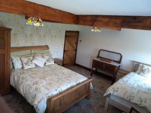 Katil atau katil-katil dalam bilik di Upper Eyton Farmhouse B&B