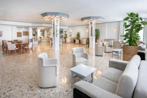 a lobby with couches and tables and chairs at Hotel Panoramica Garden in Los Realejos