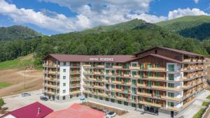 una vista aérea de un hotel en las montañas en Crystal Residence, en Bakuriani