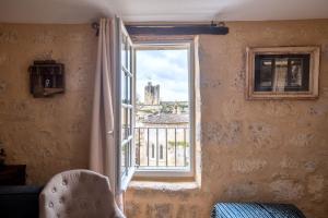 ventana en una habitación con vistas a la ciudad en Elégant appartement tout confort avec climatisation dans le centre historique de ST Emilion en Saint-Émilion